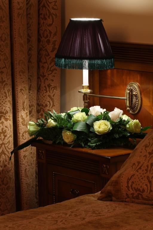 Grand Hotel Polyana Esto-Sadok Exterior photo A coffin with a flower arrangement