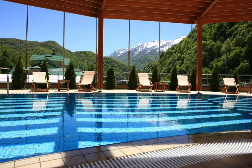 Grand Hotel Polyana Esto-Sadok Exterior photo The swimming pool at the hotel