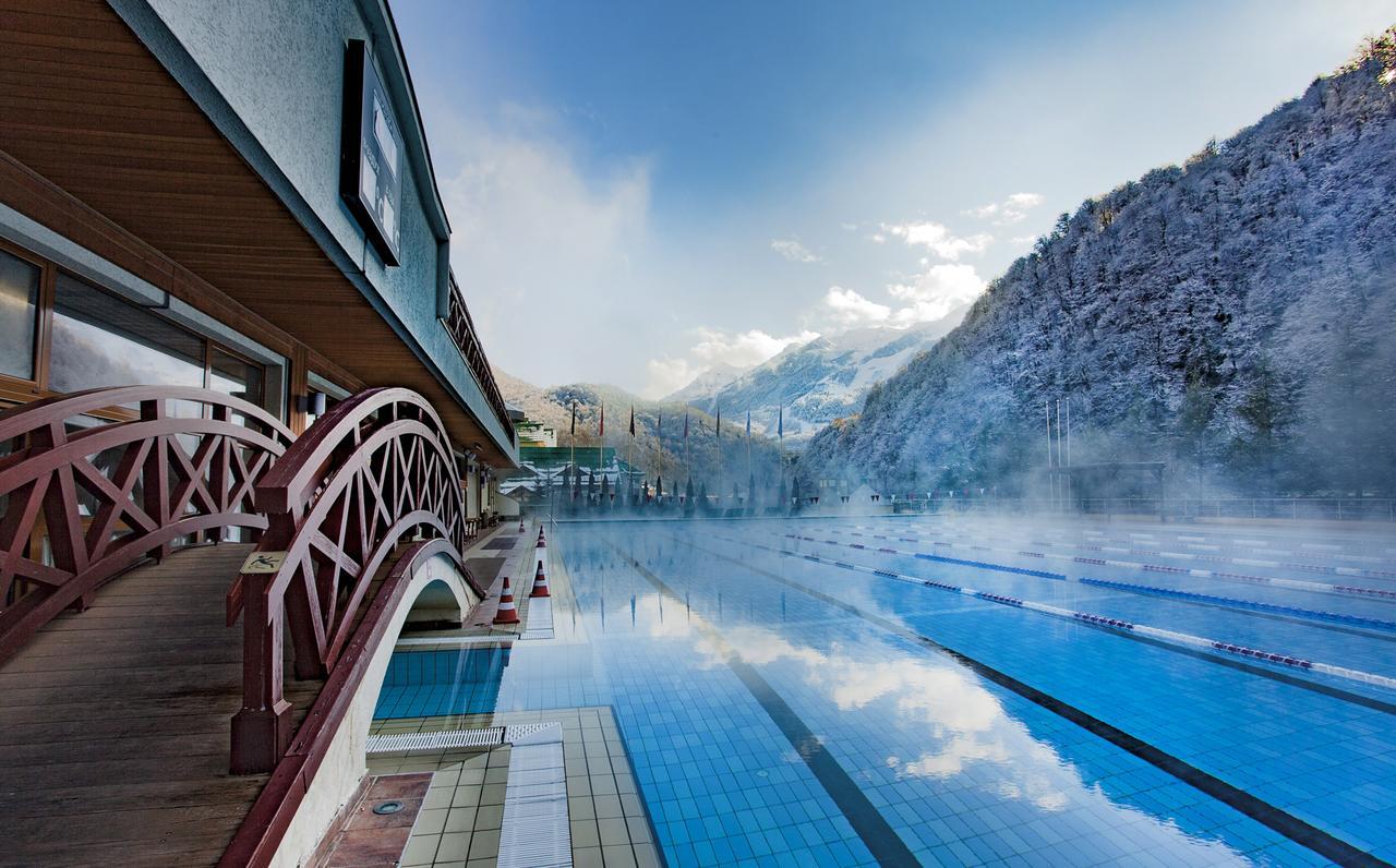 Grand Hotel Polyana Esto-Sadok Exterior photo The swimming pool