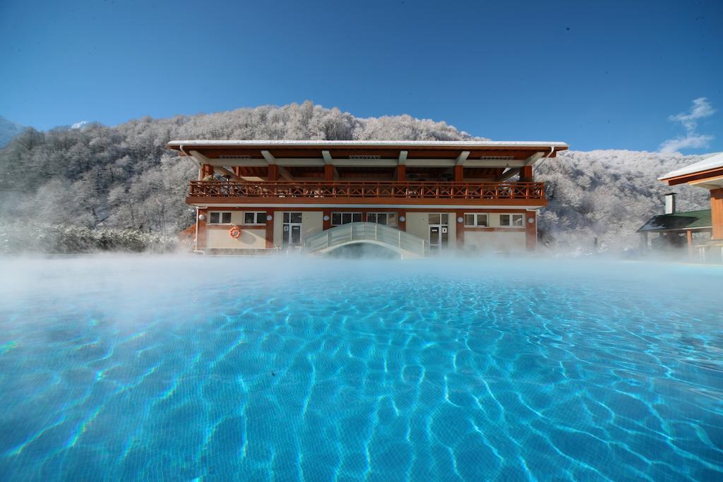 Grand Hotel Polyana Esto-Sadok Exterior photo The outdoor pool