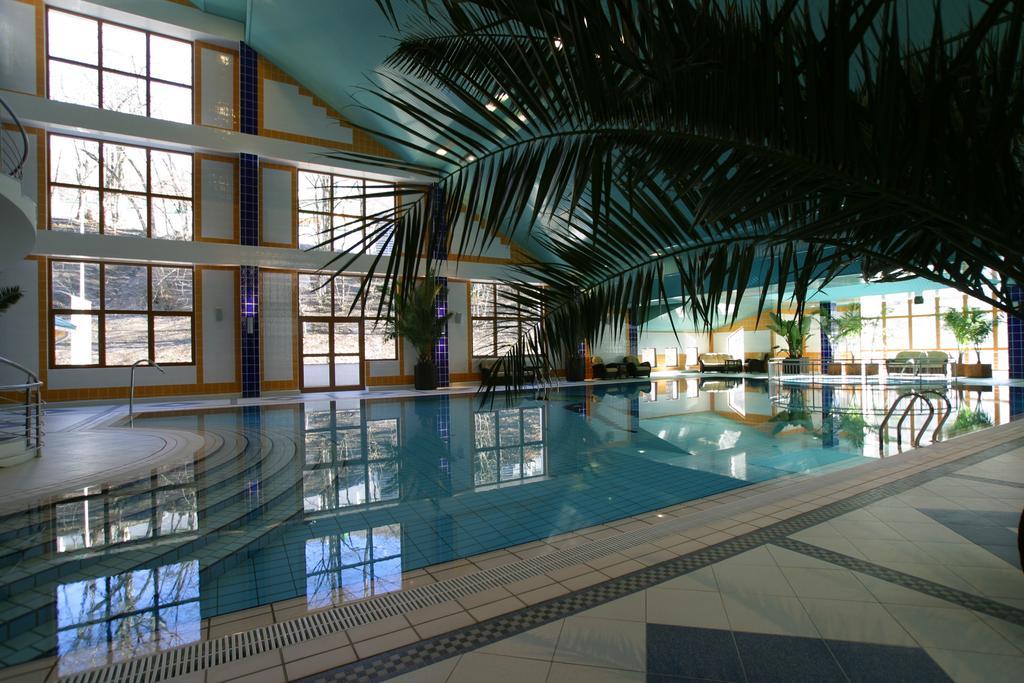 Grand Hotel Polyana Esto-Sadok Exterior photo The swimming pool at the hotel